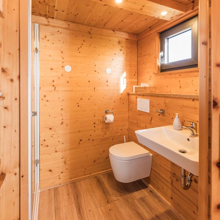 Badezimmer mit Toilette, Dusche und Waschbecken