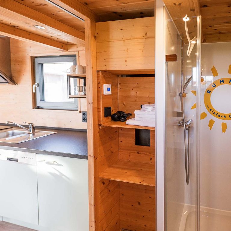 Badezimmer mit Dusche neben der Küche