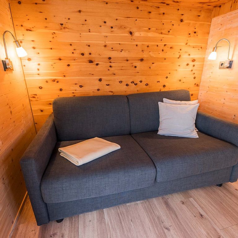 Sofa mit ein paar Kissen und Decke