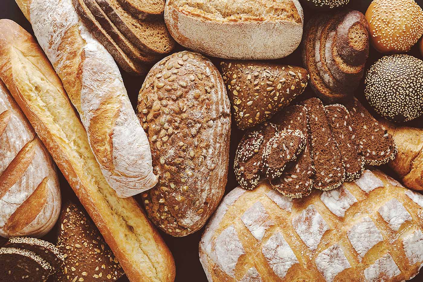Verschiedene Brotsorten die nebeneinander liegen