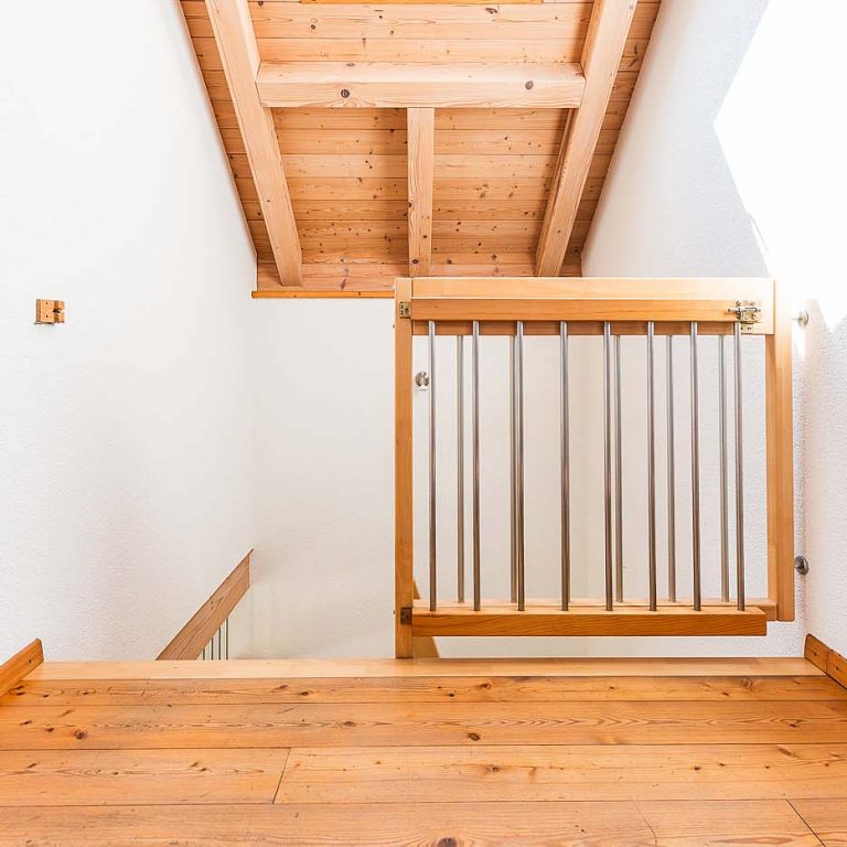 Offenes Geländer oben an der Treppe
