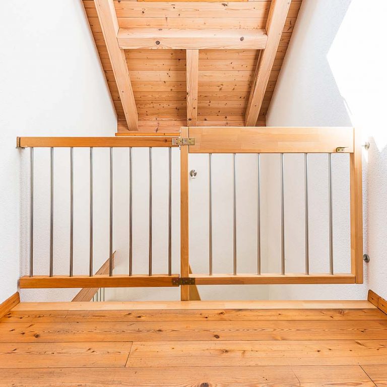 Abgeschlossenes Geländer oben an der Treppe