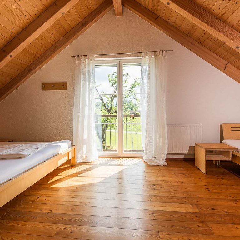 Großes Familienbett und Einzelbett mit Aussicht ins Grüne