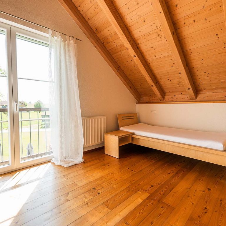 Einzelbett mit Aussicht ins Grüne