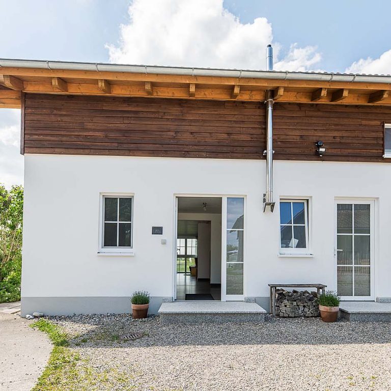 Haus von außen mit offener Türe in die Giebelwohnung