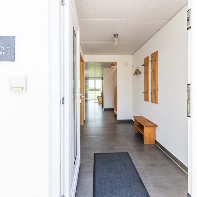 Offene Türe mit Blick in den Eingangsbereich der Giebelwohnung