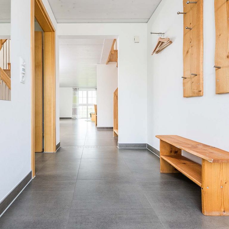 Eingangsbereich mit Gaderobe und Blick ins Wohnzimmer