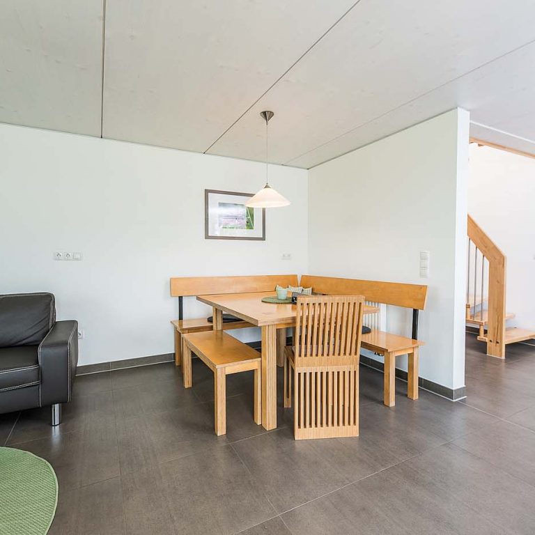 Sitzbank mit Lampe über dem Tisch