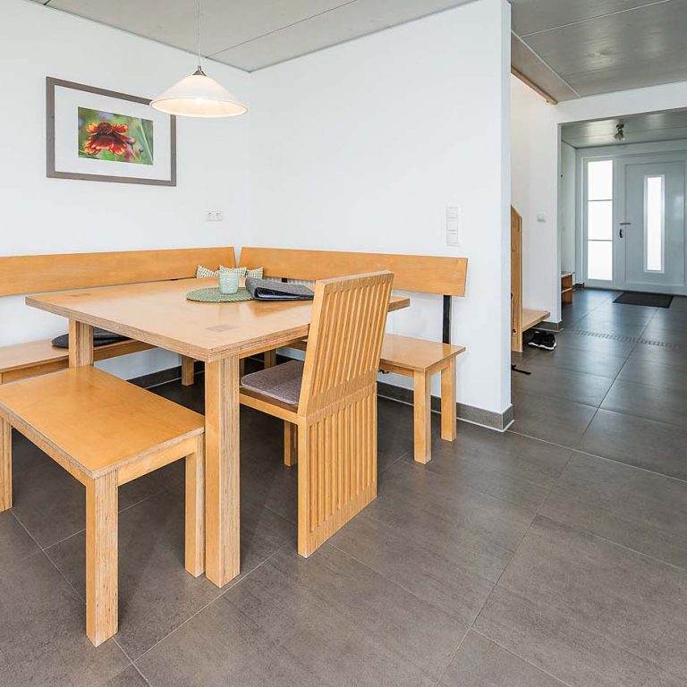 Sitzbank mit Lampe über dem Tisch