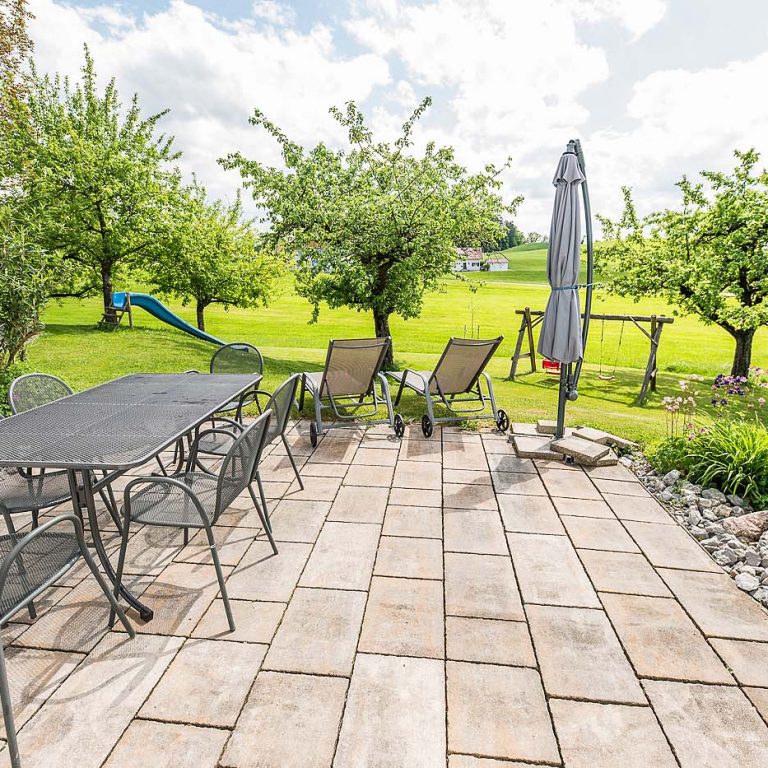 Terrasse mit Stühlen und Tisch im Grünen