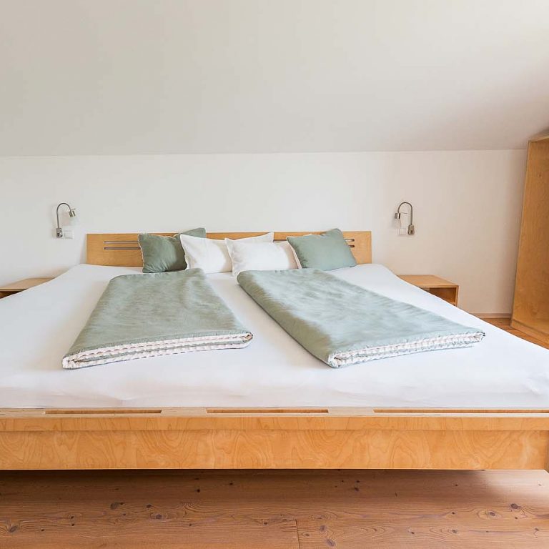 Sehr großes Bett mit Schrank seitlich