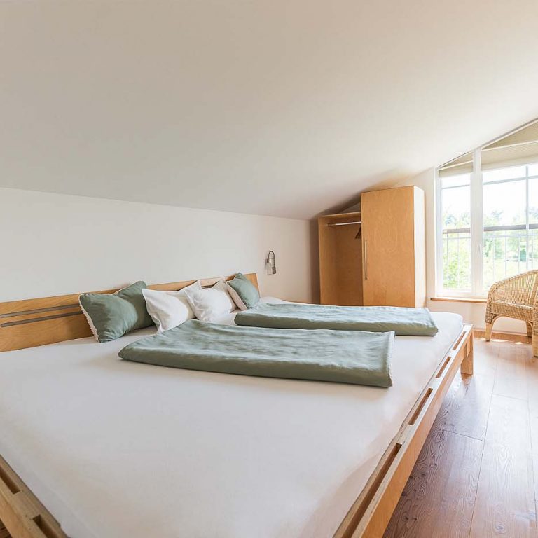 Sehr großes Bett mit Blick ins Grüne