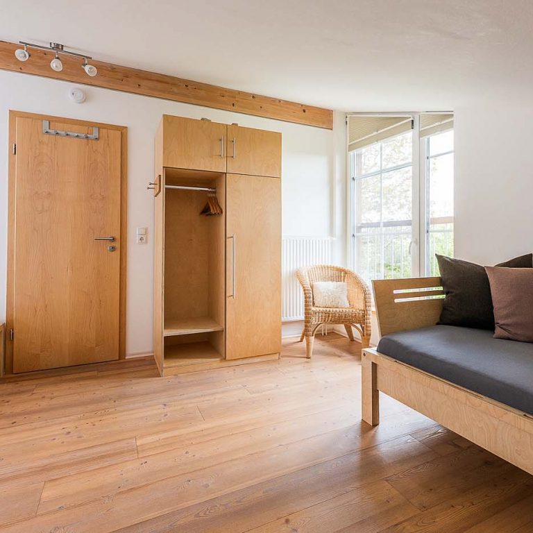 Sitzmöglichkeit mit Schrank und Bett