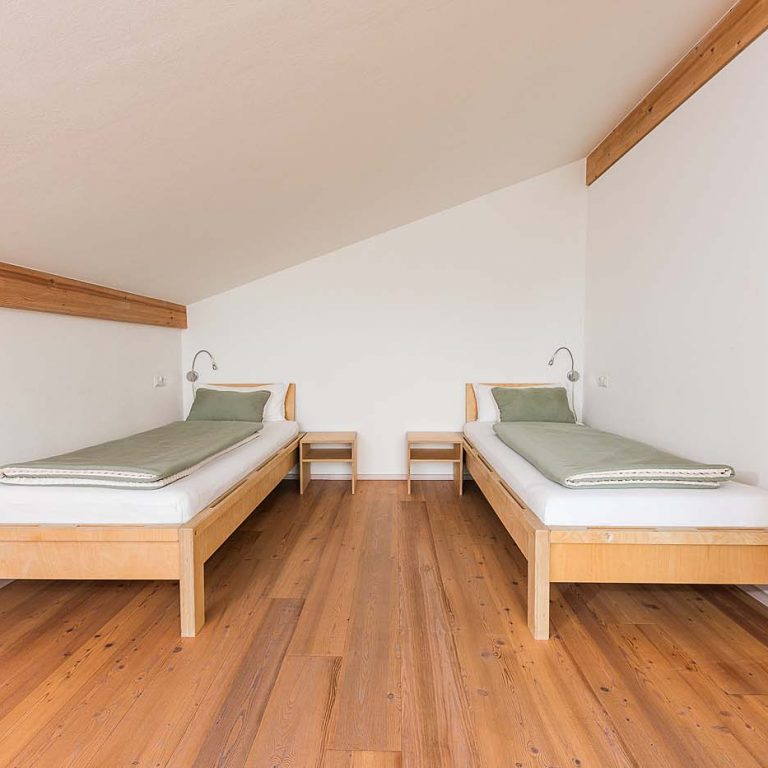 Zwei einzelne Betten in der Giebelwohnung