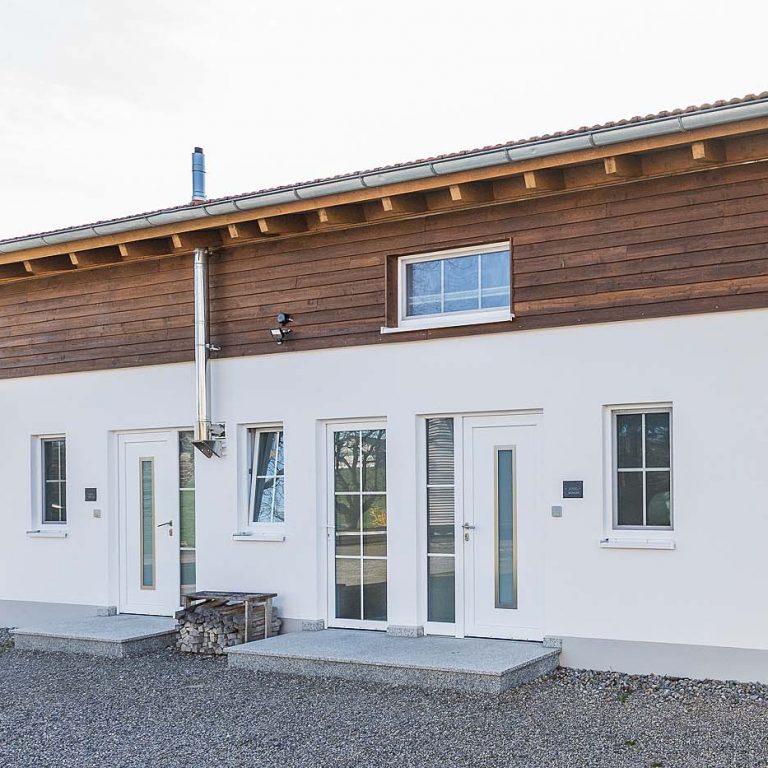 Hausansicht mit Eingangstüre der Stadelwohnung und der Giebelwohnung