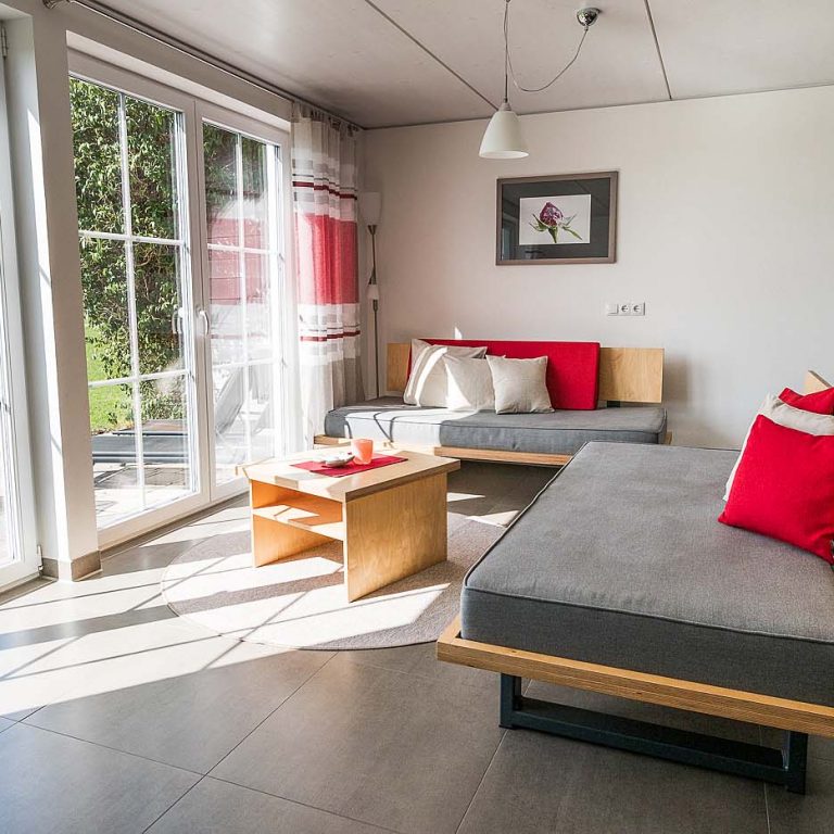 Sofa mit Blick auf die Terrasse