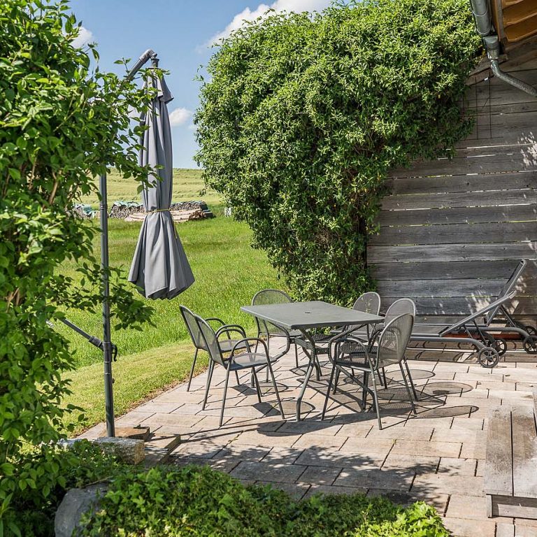 Terrasse mit Stühlen und Tisch