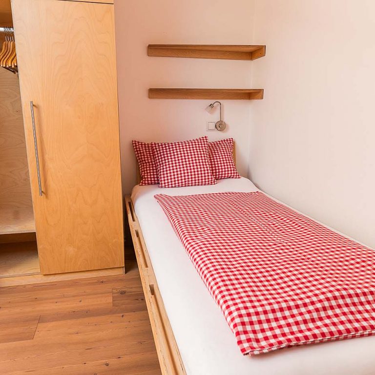Bett mit Schrank in der Stadelwohnung