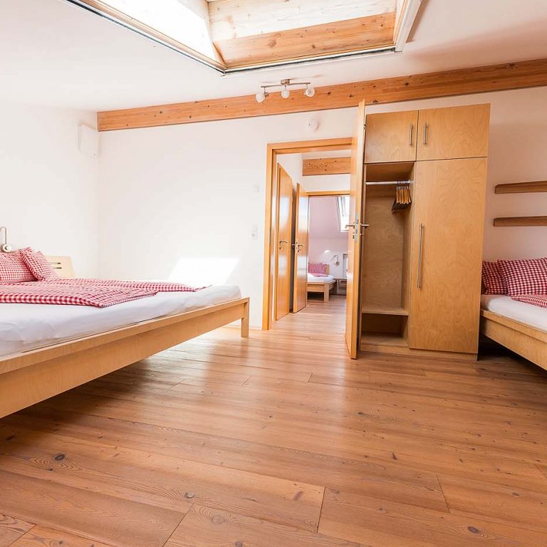 Schlafzimmer mit zwei Betten in der Stadelwohnung