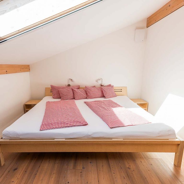 Schlafzimmer mit Bett in der Stadelwohnung