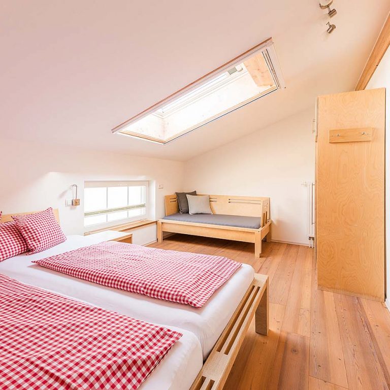 Schlafzimmer mit Bett in der Stadelwohnung