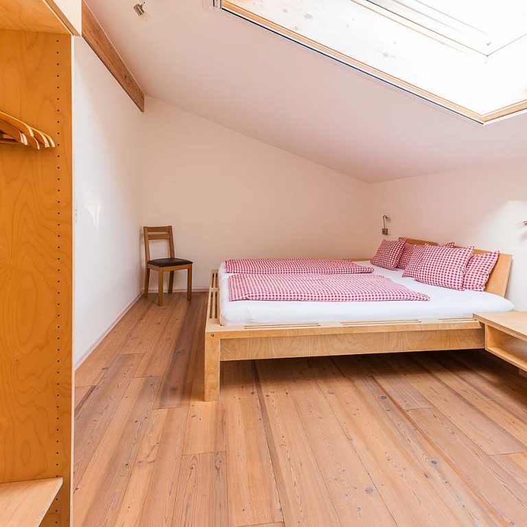 Schlafzimmer mit Bett in der Stadelwohnung