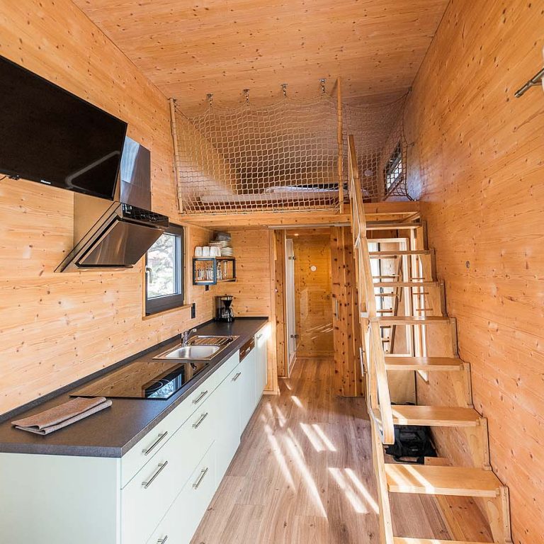 Küche mit Schlafbereich im TinyHouse