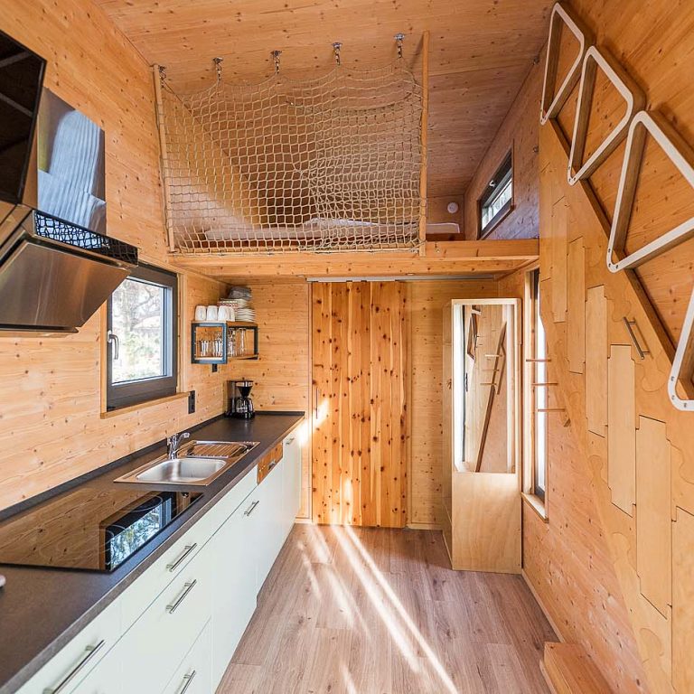 Küche mit Schlafbereich im TinyHouse