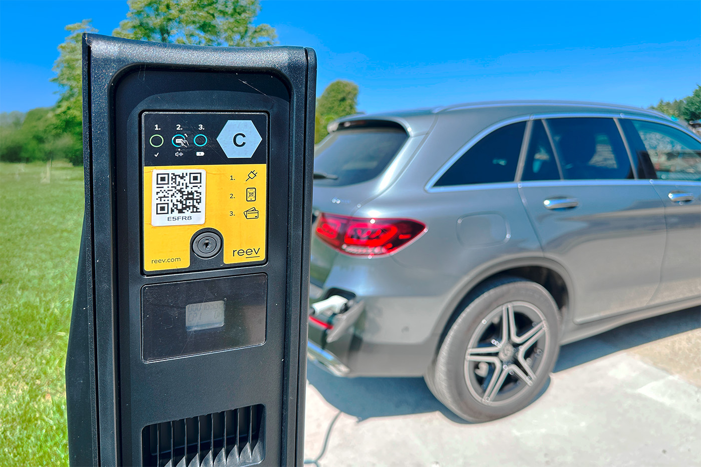 Auto wird an der Ladesäule geladen