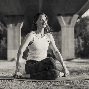 Kursleiterin Martina in Yogahaltung