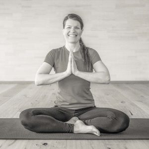 Kursleiterin Vera in Yogahaltung