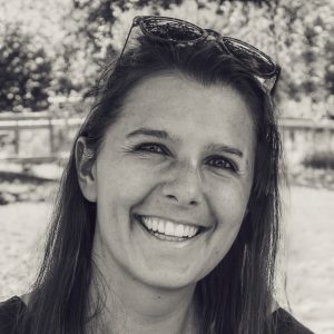 Kursleiterin Judith lächelt in die Kamera