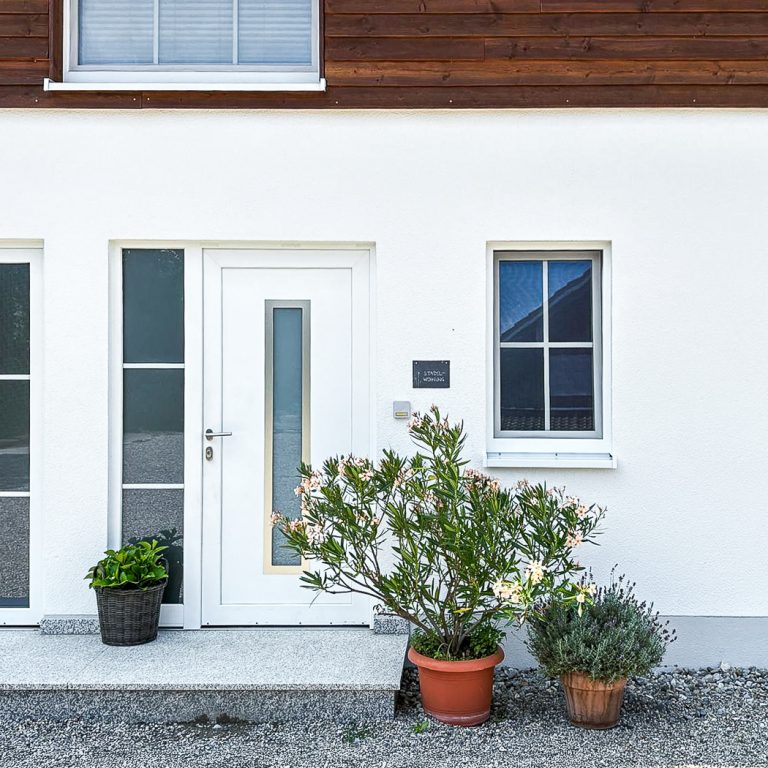 Frontale Hausansicht der Stadelwohnung